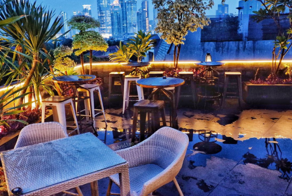 Cafe dengan teras rooftop dan pemandangan kota